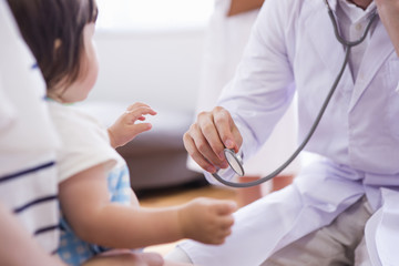 子供を診察する医者と看護士