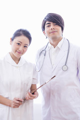 Obraz premium 相談する医者と看護士