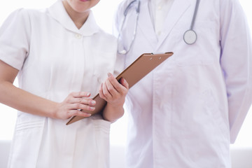 相談する医者と看護士