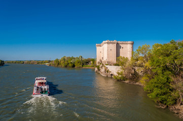 Château de Tarascon, vu du Rhône.