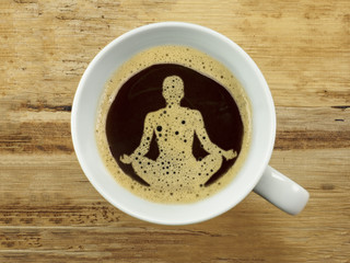 Kaffeeschaum mit Yoga Figur