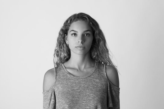 Mujer joven guapa y seria