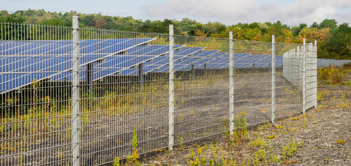 Einfriedung einer Photovoltaikanlage – Protection fence in front of a photovoltaic system © Fotoschlick