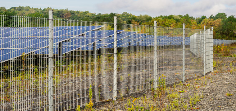 Einfriedung einer Photovoltaikanlage – Protection fence in front of a photovoltaic system