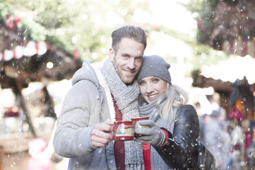 Pärchen auf dem Weihnachtsmarkt