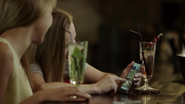 showing photos on a phone