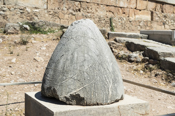 Nabelstein in der Orakelst&auml;tte Delphi, Griechenland