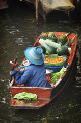 Obraz premium RATCHABURI, THAILAND - NOVEMBER 24: Tropical fruits product in boat for selling at Damnoen Saduak floating market in RATCHABURI THAILAND on NOVEMBER 24, 2013