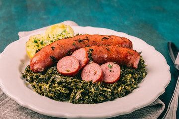Gr&uuml;nkohl mit Kochwurst und Kartoffeln