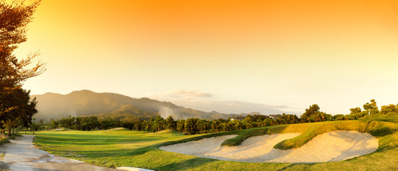Terrains de golf : heure du coucher du soleil.