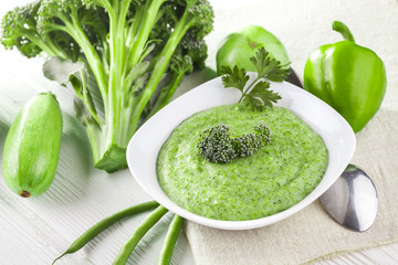 Broccoli cream soup with fresh vegetables