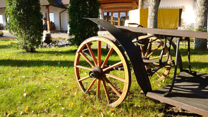 Деревянное колесо телеги на осенней траве