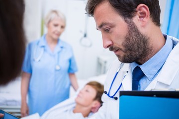 Obraz premium Doctor and nurse interacting with each other