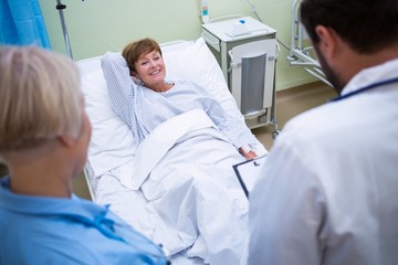 Obraz na płótnie Canvas Doctor talking to a senior patient