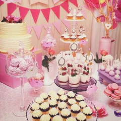 Gordijnen Sweet holiday buffet with cupcakes and meringues © lena_serditova