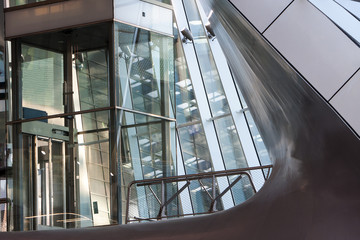 Obraz premium Glass elevator shaft in a modern building