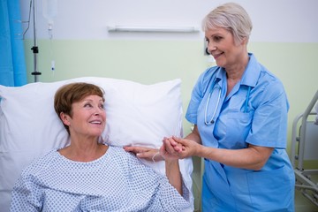 Obraz premium Nurse talking to a senior patient