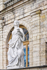 Obraz premium Sculpture of a woman near the Palace in Petersburg
