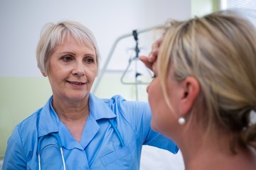 Obraz premium Nurse checking patient temperature