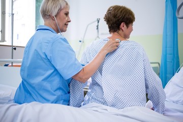 Obraz premium Nurse examining a patient with a stethoscope