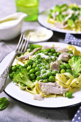 Pasta with green vegetables and chicken with cream sauce bechame