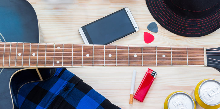 Festival Arrangement: Gitarre, Hut, Smartphone, Bier, Zigarette und mehr, widescreen