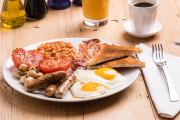 rustic full english breakfast - 121934559