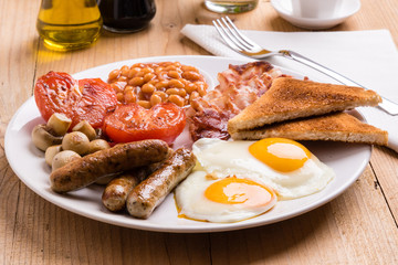 rustic full english breakfast - 121934573