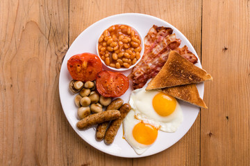 rustic full english breakfast - 121934595