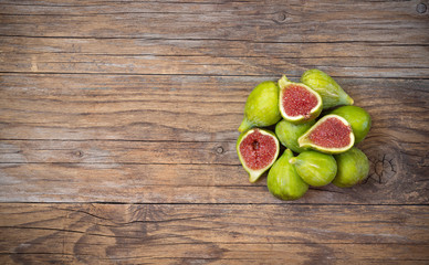 figs sliced  on wooden table