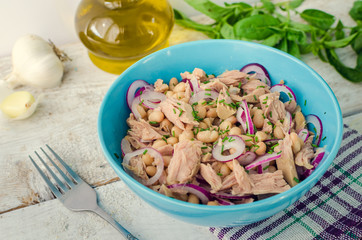 Tuna salad with white beans and red onions