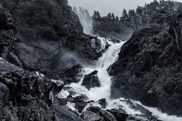 Wasserfall Wald Norwegen Gebirge Landschaft Natur Dunkel