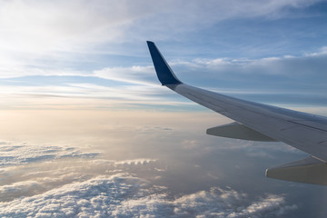 Fototapeta premium Wing aircraft at cloud sunset