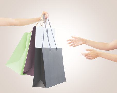 Sacchetti dello shopping tenuti in mano 