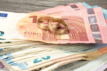 Eheringe und Geld