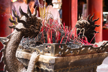 Drachen und Räucherstäbchen in Vietnam