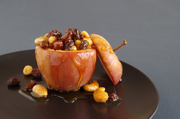 Bratapfel gefüllt mit Nüssen, Rosinen und Honig
