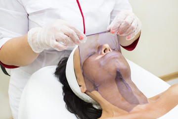 Obraz na płótnie Canvas process of massage and facials in beauty salon