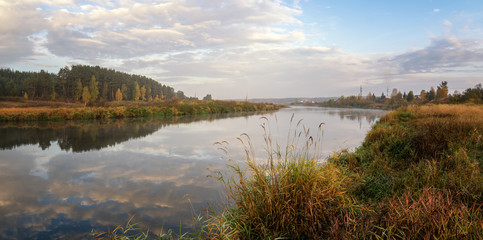 осенний пейзаж на Уральской реке Иртыш, Россия © 7ynp100