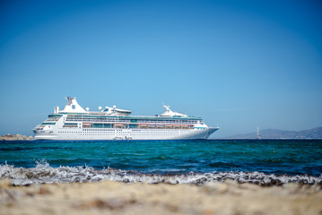 Strand in Mykonos mit Kreuzfahrtschiff