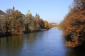 Fototapeta na wymiar Herbststimmung an der Isar in München (Blick von der Ludwigsbrücke)