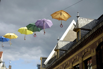 Parapluies et ciel gris