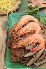 Baked shrimp with vermicelli and celery leaves.