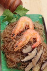 Baked shrimp with vermicelli and celery leaves.