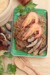 Baked shrimp with vermicelli and celery leaves.