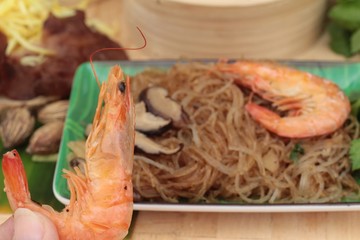 Baked shrimp with vermicelli and celery leaves.