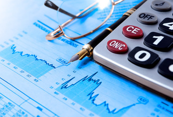Fondo de finanzas y economia.Estadisticas,gráficos,gafas y calculadora.Informacion...