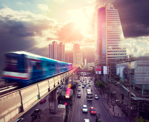 Ciudad de Bangkok.Paisaje urbano.Sky train y arquitectura moderna.Trafico en la ciudad.Viajes por Asia. - obrazy, fototapety, plakaty