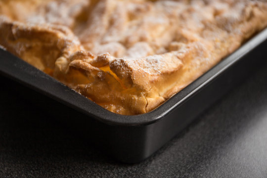 Gotowe ciasto wypieczone na blasze