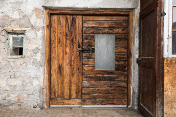 Veccia porta in legno
